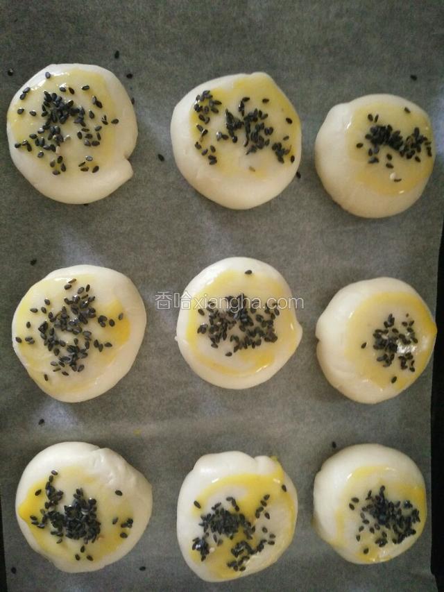 两头往里按，用擀面杖擀成饺子皮的形状，包入肉馅。最后涂上蛋黄，芝麻。也可不放，我是为了好看。