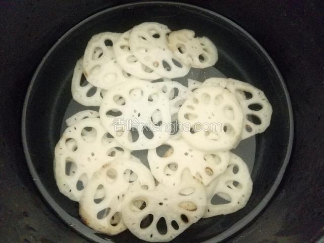 ﻿﻿捞出，锅里水烧开，把藕放进去煮熟﻿﻿﻿﻿﻿﻿﻿﻿﻿