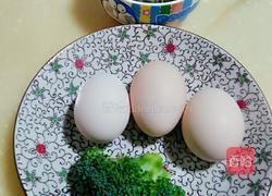 花甲西兰花蒸蛋的做法图解1