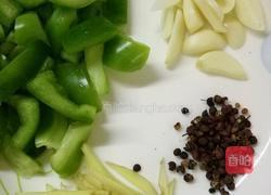 包菜炖粉条的做法图解2