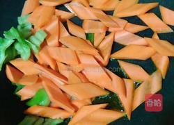 胡萝卜炒烤肠的做法图解5