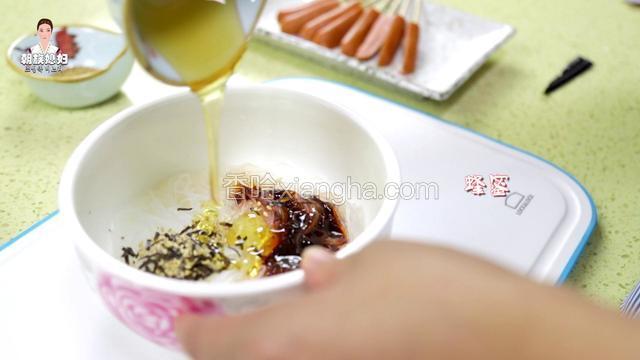 倒入适量的蜂蜜