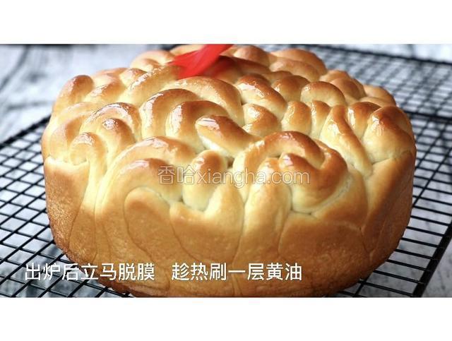 出炉后立马脱模 趁热刷一层黄油
