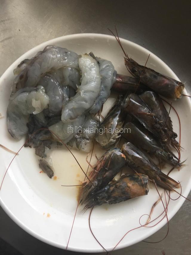 虾去头，中间劈开，去除虾线