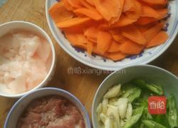 红萝卜炒瘦肉的做法图解2