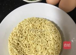 方便面蛋葱饼的做法图解1