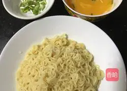 Illustration of making instant noodle egg and green onion cake 2