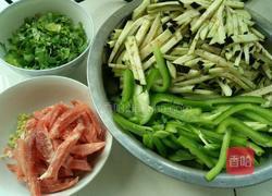 茄条菜椒条炒肉的做法图解1