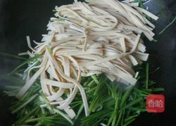 韭菜炒豆腐皮的做法图解3