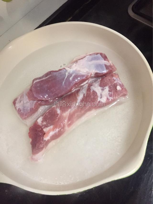 水锅中把五花肉放开水焯一下，