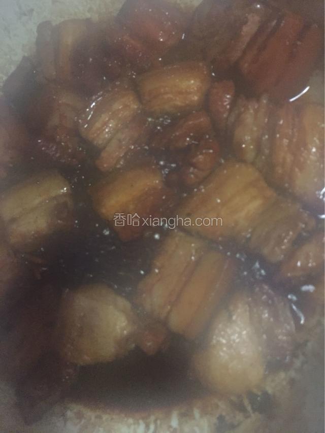 加入生抽，老抽和水的肉关小火煮，