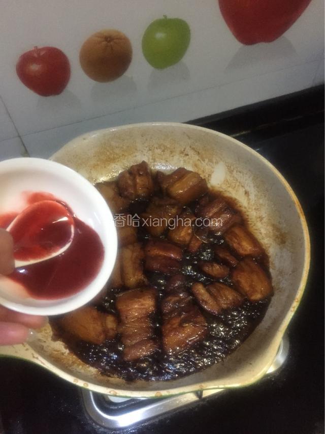 再加入3汤匙南乳汁，少许水，白糖1汤匙，再次煮至收汁即可，