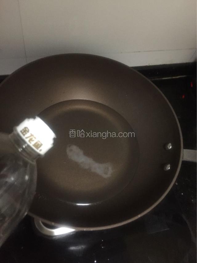 另取一个锅煮小半锅水，加盐1勺，滴入几滴油，