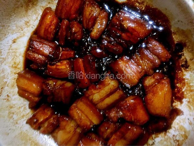这时南乳汁红烧肉已经上色做成了！