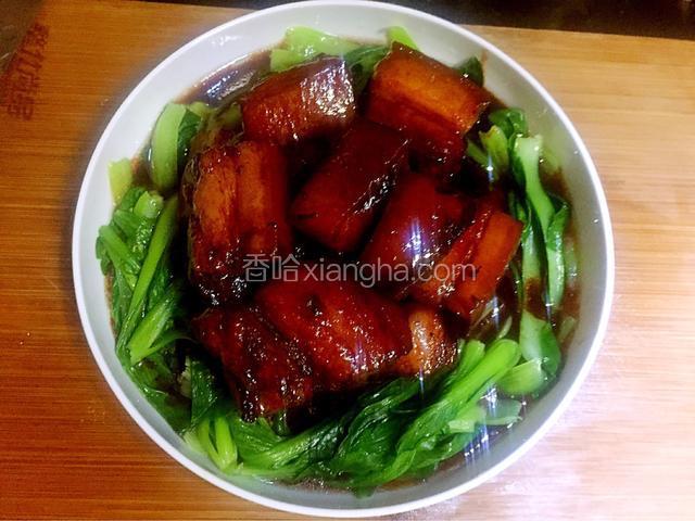 出锅放入铺上小青菜的碗中，淋上锅中肉汁，装盘啦！