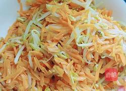 胡萝卜豆芽炒面的做法图解1
