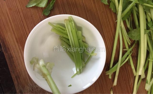菜杆最好用手撕下老皮，不然吃起来塞牙，