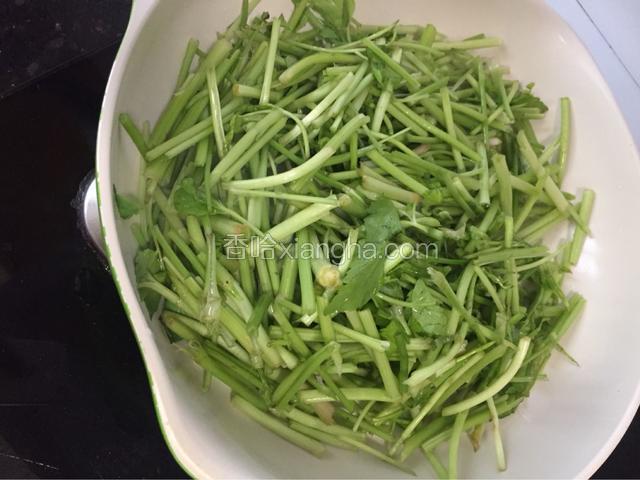 旺火，热油锅之间下水芹菜，