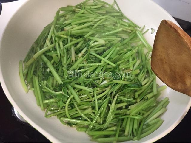 翻炒均匀至菜叶杆变色，