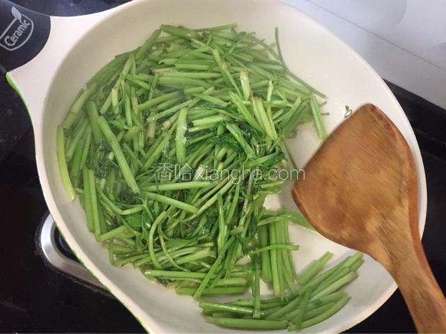 放入味精炒匀，快速炒菜，全程2分钟！