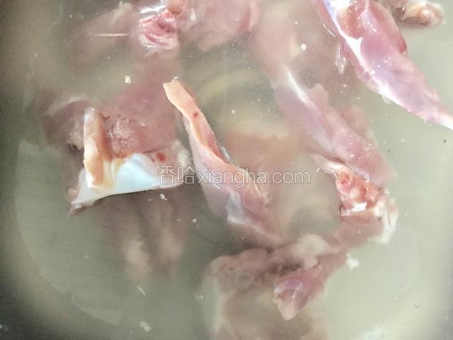 鸡胸骨用清水浸泡半小时，去血水