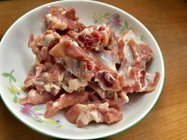将浸泡好的鸡胸骨洗净，剁成块