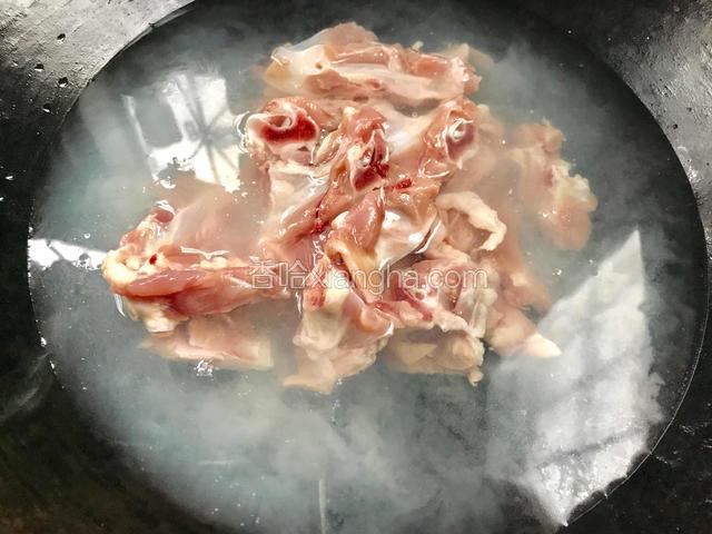 温水下锅煮出血水