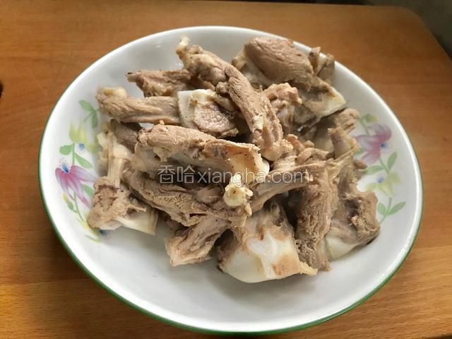 捞出后洗净沥水备用