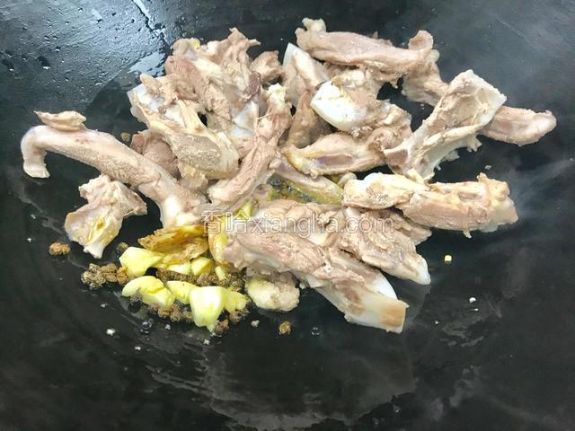 放入鸡胸骨煎至变色