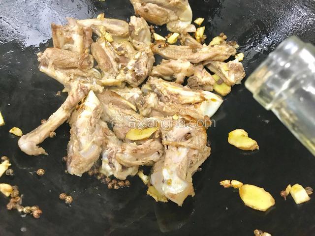 倒入料酒炒香