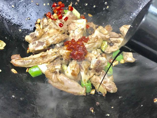 放入豆瓣酱、酱油