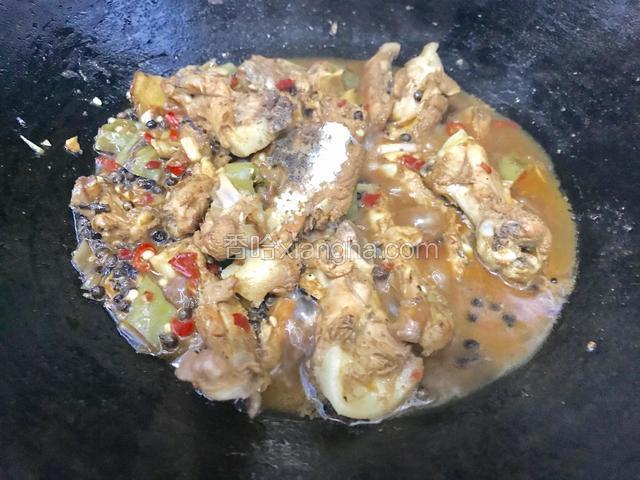 调入盐、胡椒粉、鸡精拌匀入味