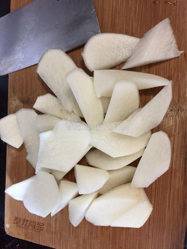 去皮的萝卜切成滚刀块,