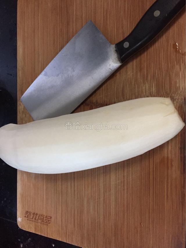 萝卜用刨刀去皮,也可以不去皮,