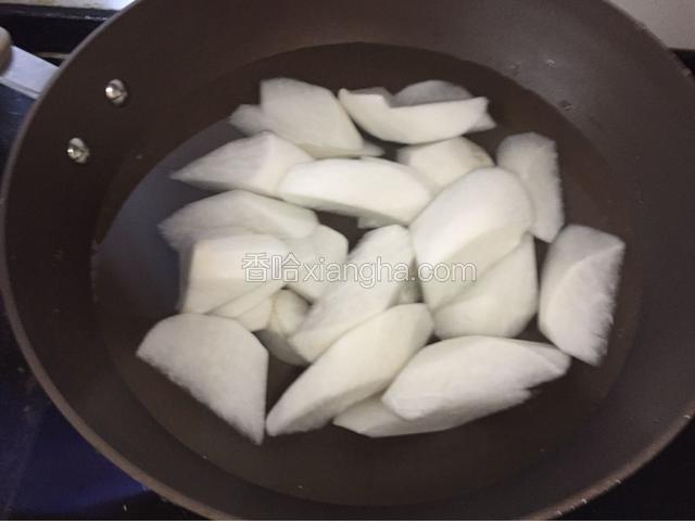 切好的萝卜加清水入锅煮,水量没过萝卜,