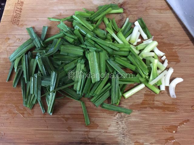 大蒜去下面根须，洗净切段备用，