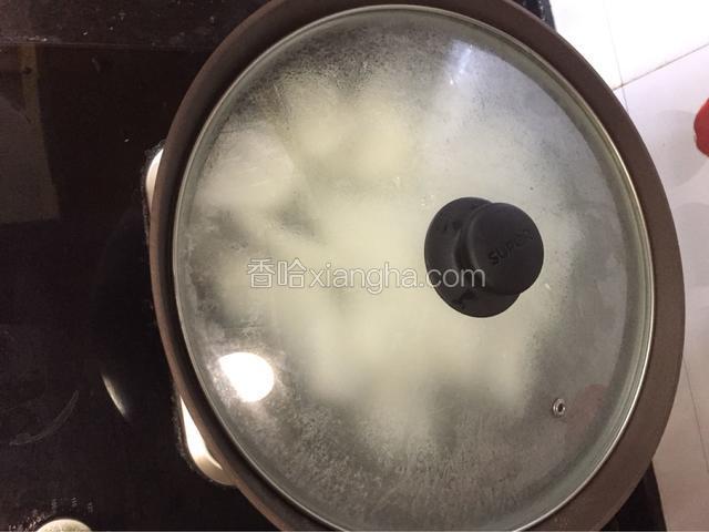 水开后关小火盖上锅盖继续煮,