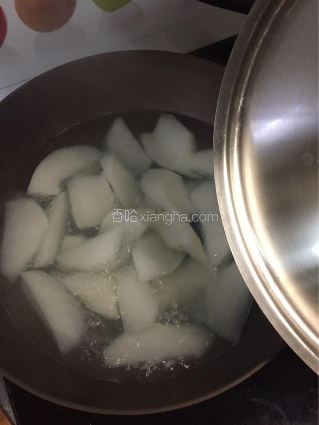 待萝卜煮至白透明状，关火盖上锅盖焖5分钟，倒水取出萝卜，