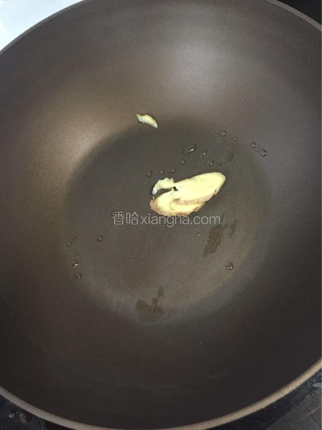 不用加油，因为油渣的油已经可以了，锅中加入切好的生姜两片，