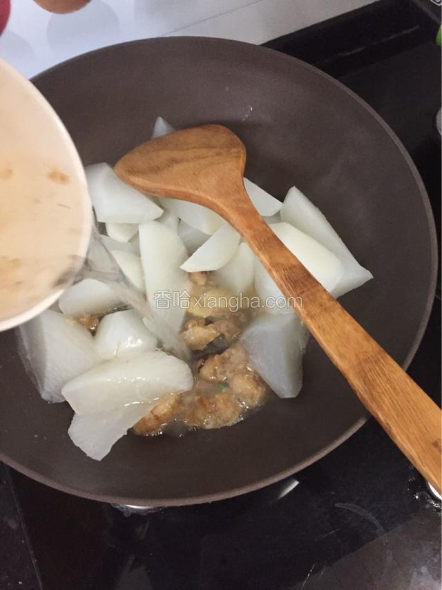 小碗再加半碗水入锅，
