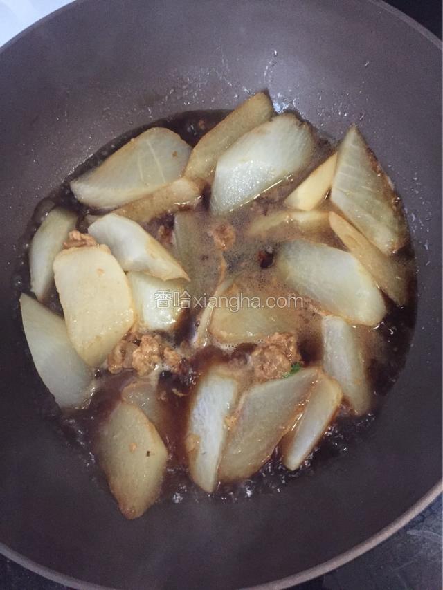 把汤汁和萝卜翻炒均匀，