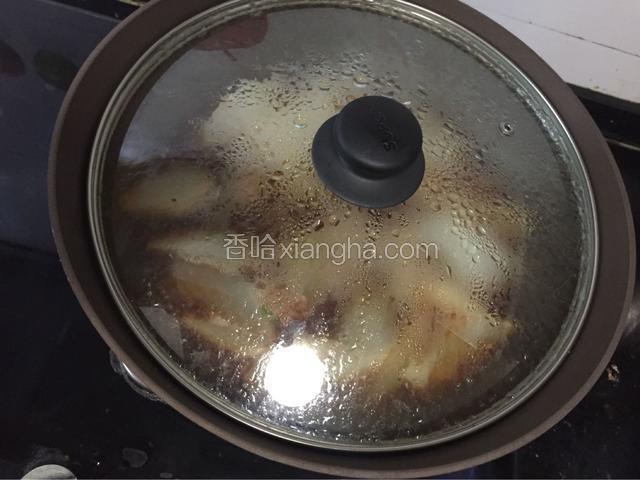 锅开后关上锅盖，盖上锅盖闷煮，