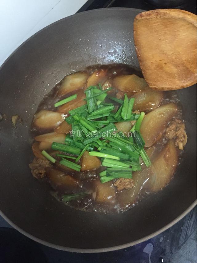 倒入切好的大蒜叶拌匀，这里的大蒜叶不是用来装饰的，热乎乎的萝卜加大蒜叶可香可好吃了！