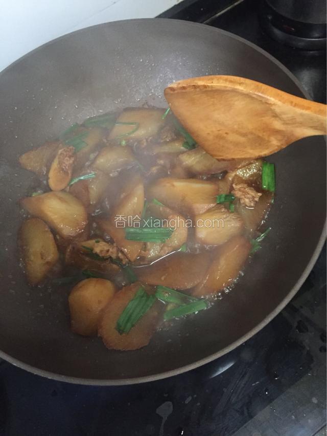 红焖萝卜可以啦，没有油渣的可以用猪油炒萝卜，用五花肉片煸炒出油加萝卜一起炖煮！