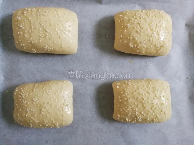 在表面刷一层蛋液，撒少许白芝麻。