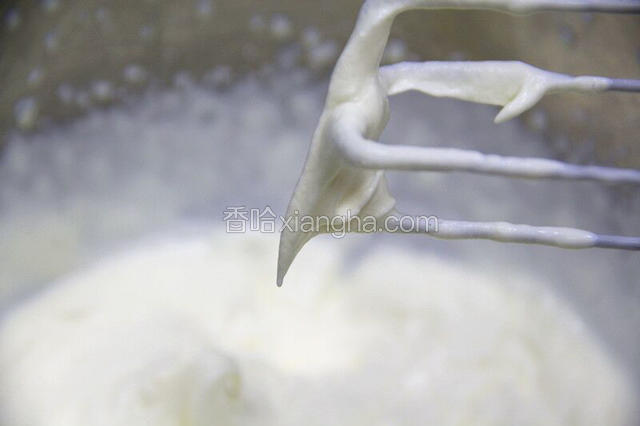 糖粉加入淡奶油，用电动打蛋器打发5-6成，出现纹路就可以。