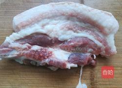 五花肉蒸油豆腐的做法图解1