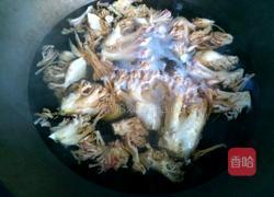 炒野生刷把菌的做法图解3