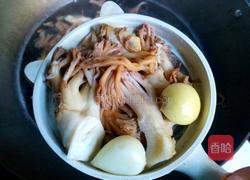 炒野生刷把菌的做法图解4