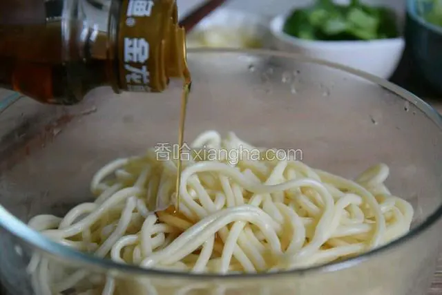 加入适量芝麻油拌匀